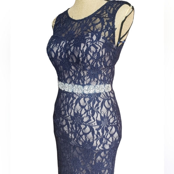 Lace dress - Picture 4 of 10